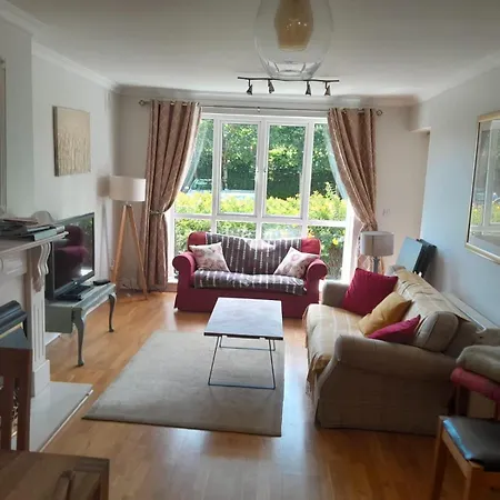 Spacious And Bright 2 Bedroom - Great Location Apartment