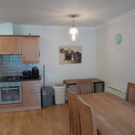 Spacious And Bright 2 Bedroom - Great Location Apartment *