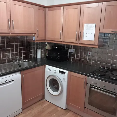 Spacious And Bright 2 Bedroom - Great Location Apartment