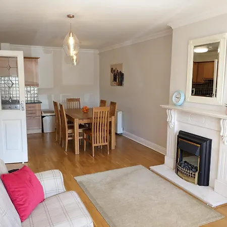 Spacious And Bright 2 Bedroom - Great Location Apartment